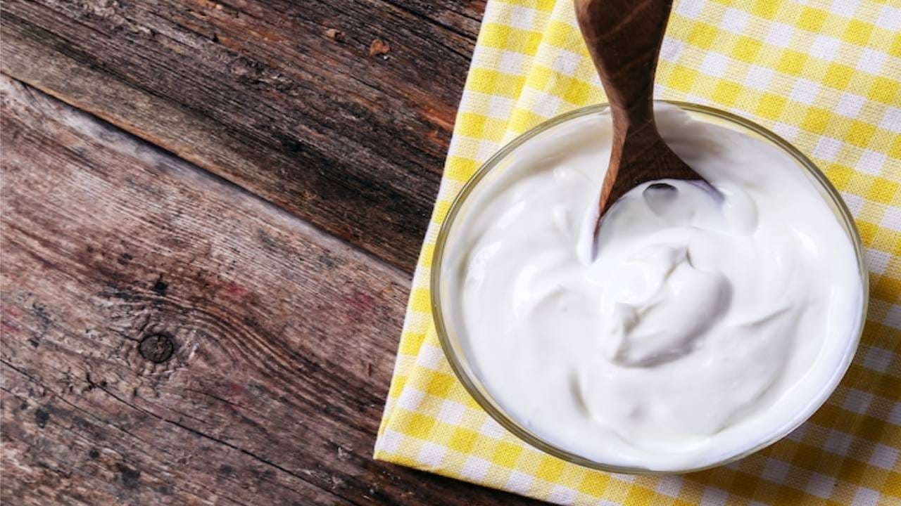 साय : सायीमध्येही खूप मॉयश्चरायझिंग गुणधर्म असतात. ओठांना आलेला कोरडेपणा दूर करण्यासाठी रात्री झोपण्यापूर्वी व सकाळी उठल्यावर साय ओठांवर लावू हलक्या हाताने चोळावे.