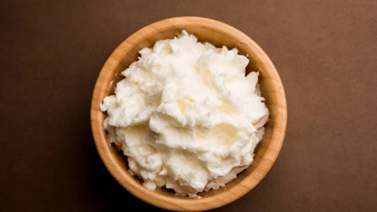 लोणी ठरते गुणकारी : लोण्यामध्येही अनेक मॉयश्चरायझिंग घटक असतात हे तुम्हाला माहीत आहे का ? फाटलेल्या ओठांची समस्या दूर करण्यासाठी दिवसातून दोन वेळा ओठांना लोणी लावून मसाज करावा.