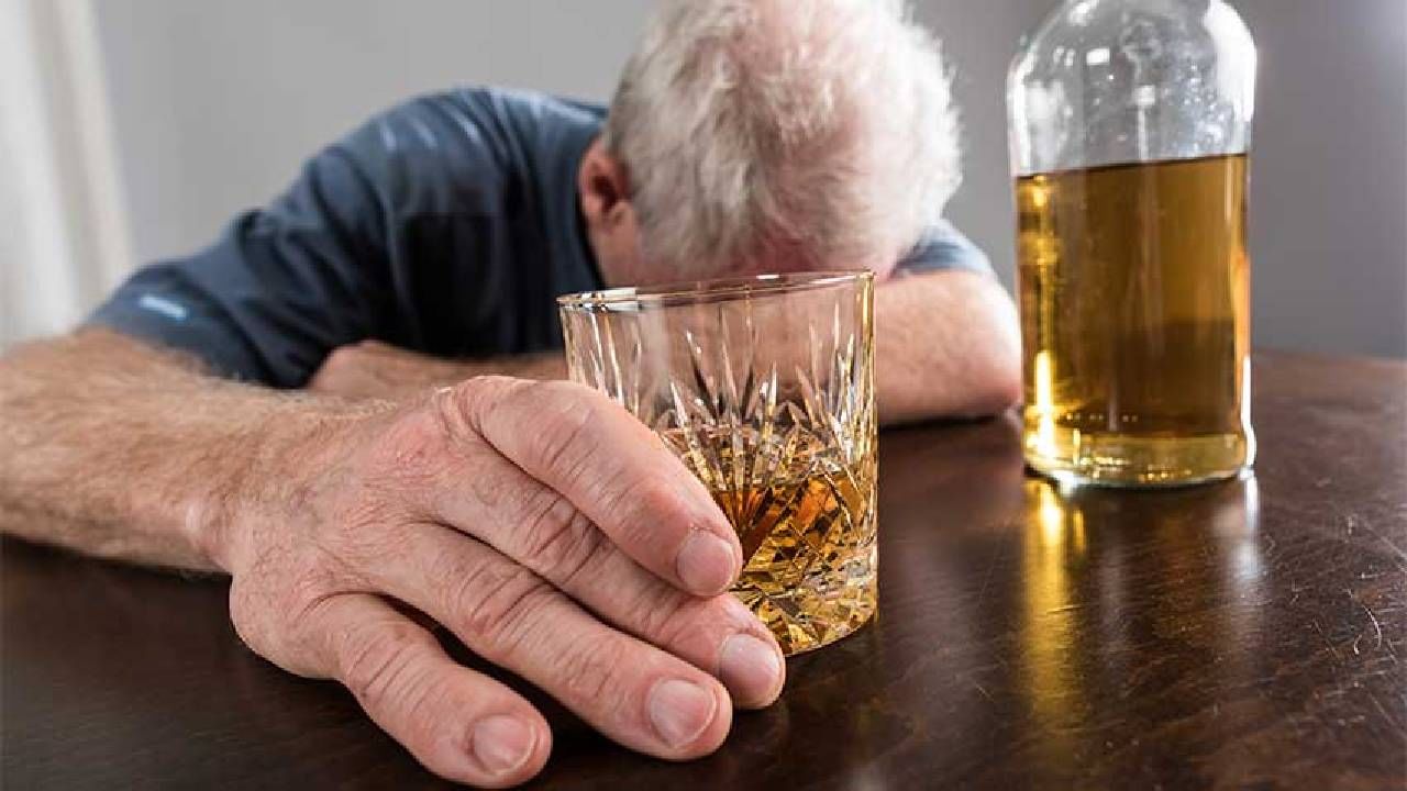 Alcohol Side Effect: मद्य सेवनाने कमकुवत होतो मेंदू? पेग रिचवीण्याआधी नक्की वाचा