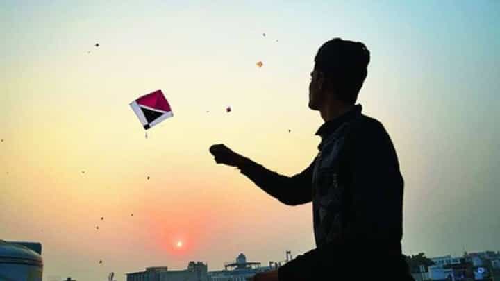 चोरी-छुप्यारीने नायलॉन मांजा विकताय, तर खबरदार; पोलीसांची करतायत कारवाई चोरी-छुप्यारीने नायलॉन मांजा विकताय, तर खबरदार; पोलीसांची करतायत कारवाई