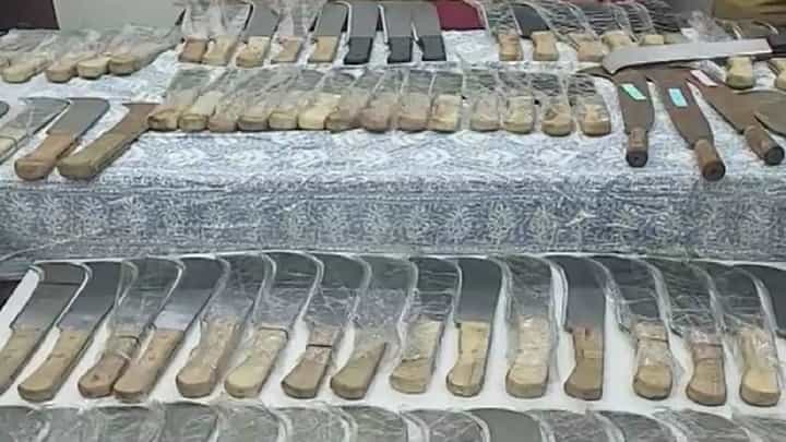 पुणे पोलिसांच्या कोयत्या गँगच्या मुळावरच घाव, जप्त केले तब्बल 105 कोयते पुणे पोलिसांच्या कोयत्या गँगच्या मुळावरच घाव, जप्त केले तब्बल 105 कोयते