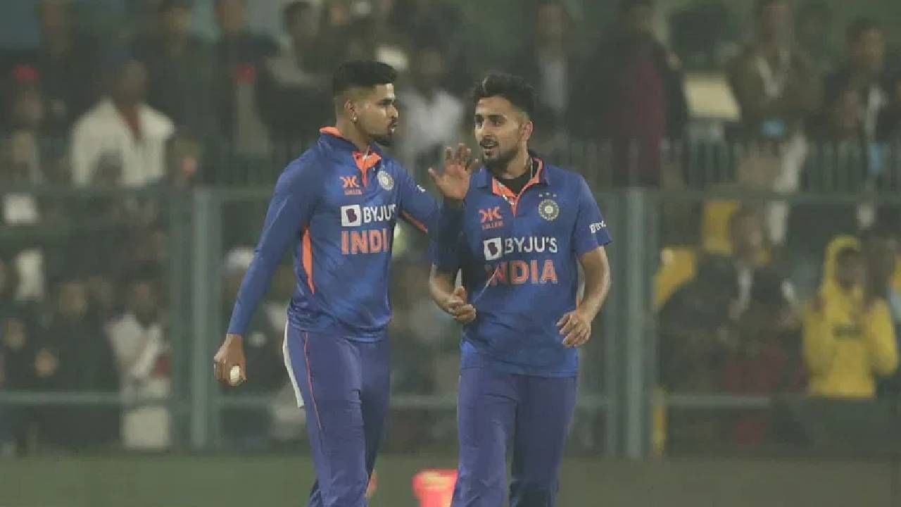 IND vs SL 1st ODI: नशीब! थोडक्यात टळली श्रेयस अय्यर-उमरान मलिकची धडक, VIDEO IND vs SL 1st ODI: नशीब! थोडक्यात टळली श्रेयस अय्यर-उमरान मलिकची धडक, VIDEO