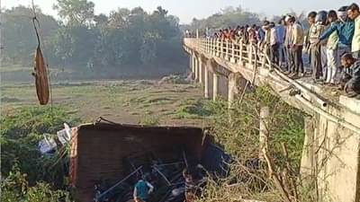 Amravati: जत्रेतली खेळणी घेऊन निघालेला ट्रक पलटी,रात्री अपघाताच्या भयानक आवाजामुळं गावकरी घाबरले