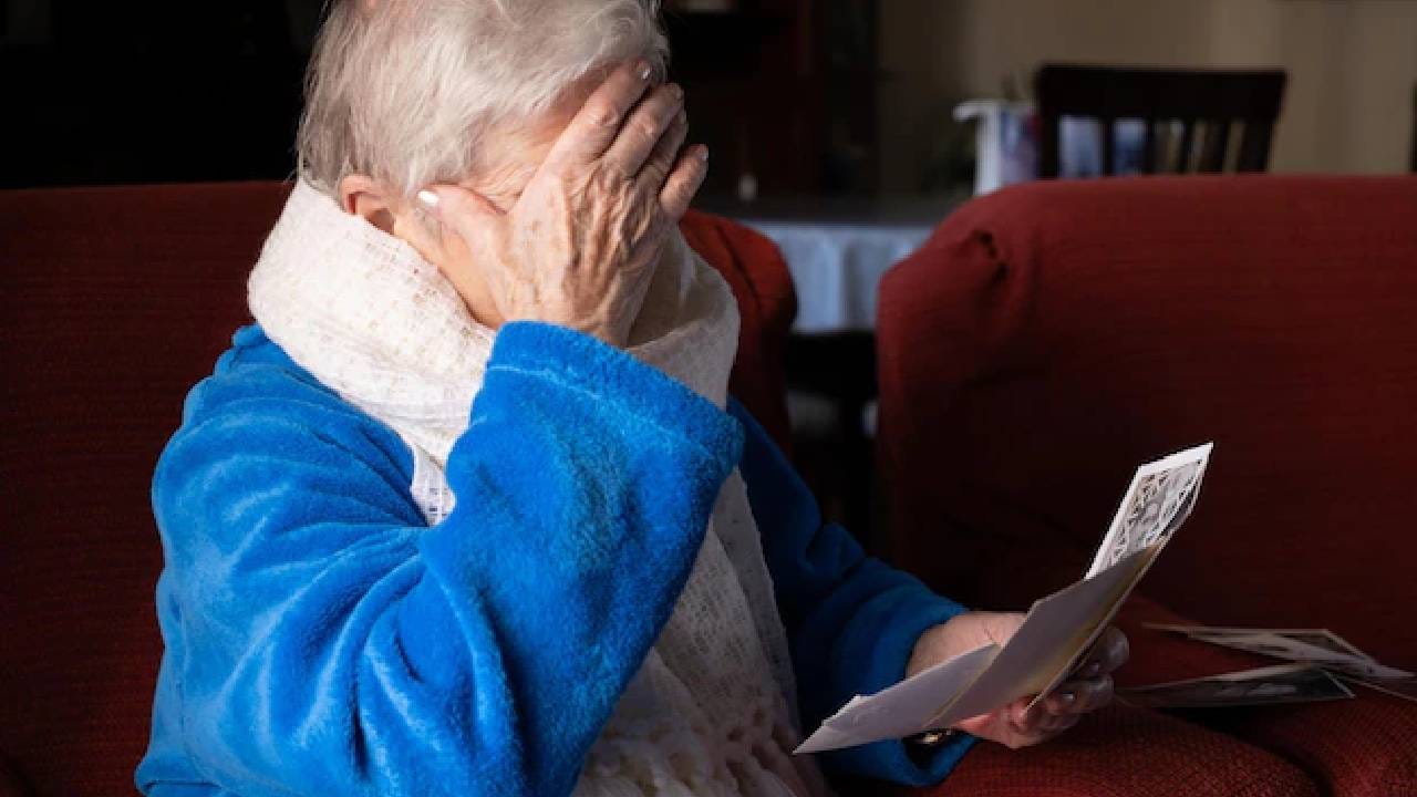 Alzheimer Causes: शरीरात 'या' व्हिटॅमिनच्या कमतरतेमुळे वृद्धांमध्ये डिमेंशियाचा धोका Alzheimer Causes: शरीरात 'या' व्हिटॅमिनच्या कमतरतेमुळे वृद्धांमध्ये डिमेंशियाचा धोका