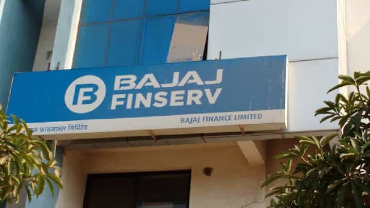 जळगावात शिंदे गटाचा खळळखट्याक! बजाज फायनान्स कंपनीचं कार्यालयाचं फोडलं जळगावात शिंदे गटाचा खळळखट्याक! बजाज फायनान्स कंपनीचं कार्यालयाचं फोडलं