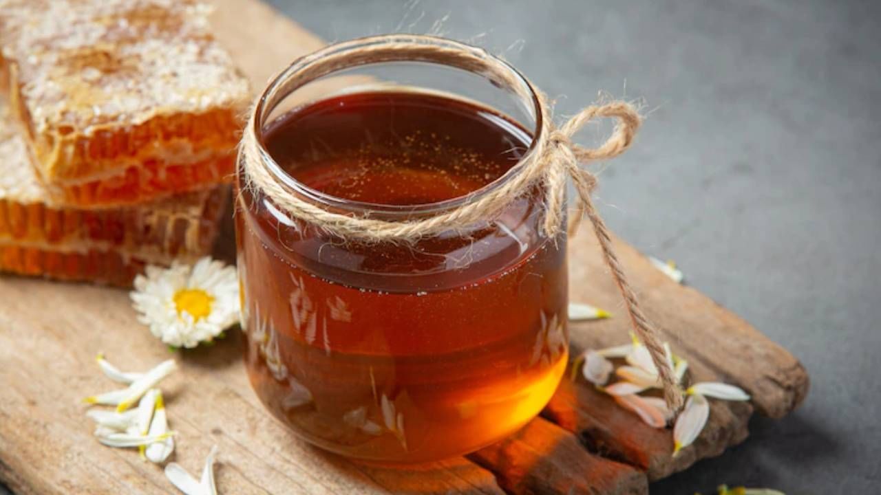 मध - कोरड्या खोकल्याचा त्रास दूर करण्यासाठी तुम्ही मधाचे सेवन करू शकता. यासाठी एक ग्लास कोमट पाण्यात एक चमचा मध घालून ते पाणी प्यावे. यामुळे खोकला व घशातील खवखव कमी होते.