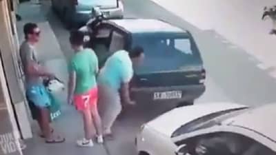 गाडी पार्किंगमधून काढताना येत होत अडचण, काय केलं बघा पठ्ठयानं!