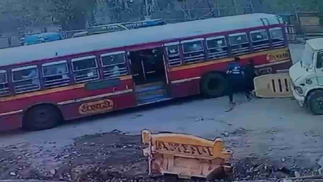 Thane Accident : रस्ता ओलांडण्यासाठी उभ्या असलेल्या महिलेला ठामपाच्या बसने चिरडले, महिला गंभीर जखमी