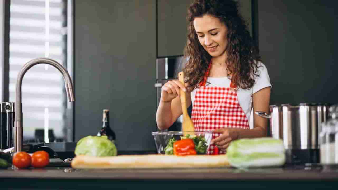 तुम्हीही जेवणासंबंधी या चुका करता का ? जाणून घ्या आहारातील पोषक तत्वं कायम राखण्याचा उपाय