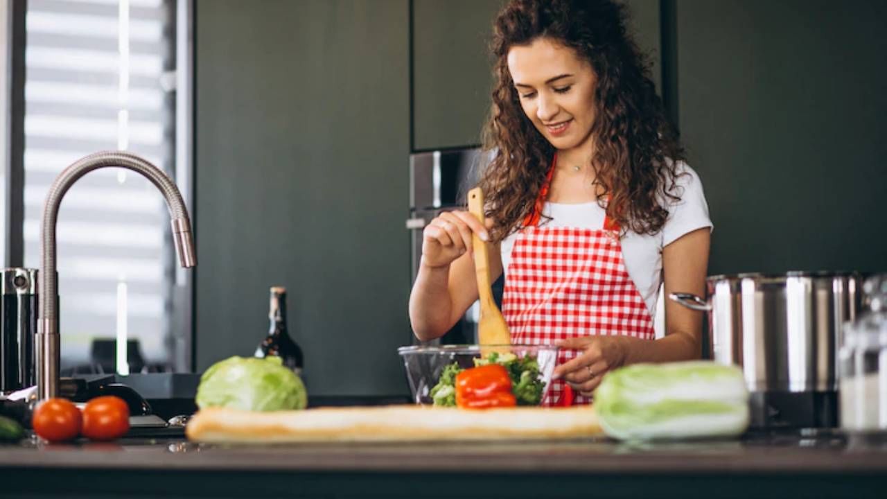 तुम्हीही जेवणासंबंधी 'या' चुका करता का ? जाणून घ्या आहारातील पोषक तत्वं कायम राखण्याचा उपाय