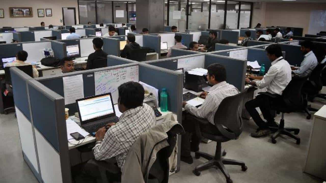 100000 लाख रुपयांचा दंड! सुट्टीवर असणाऱ्या सहकाऱ्याला फोन करायचा नाही, मुंबईतल्या कंपनीचा नियम