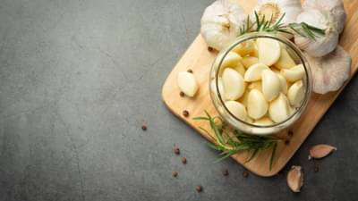 Garlic Harmful Effects: या आजारांनी ग्रस्त असलेल्या लोकांनी लसणापासून रहावे चार हात लांब
