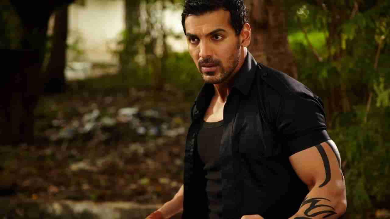 John Abraham | खरोखरच जॉन अब्राहम नाराज? व्हिडीओ व्हायरल, चर्चांना उधाण...