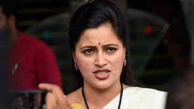 ‘ठाकरे गटात फक्त तीनच लोकं राहतील’, नवनीत राणांचा दावा