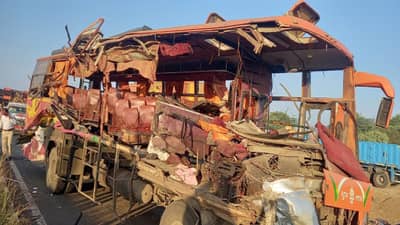 सिन्नर-शिर्डी महामार्गावर भीषण अपघात, खाजगी बस आणि ट्रकची समोरासमोर धडक, नेमकं काय घडलं