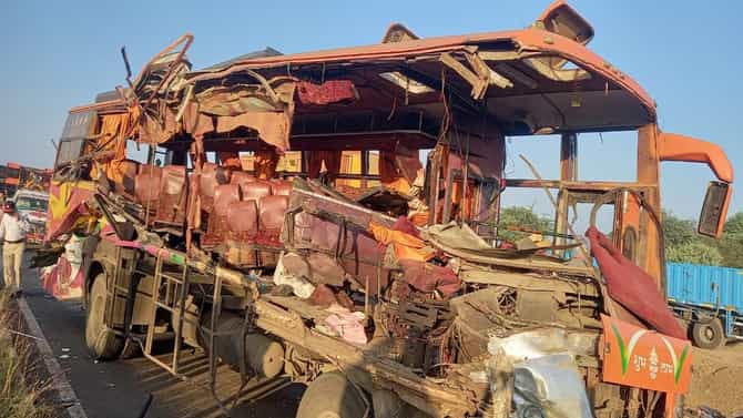 सिन्नर-शिर्डी महामार्गावर भीषण अपघात, खाजगी बस आणि ट्रकची समोरासमोर धडक, नेमकं काय घडलं