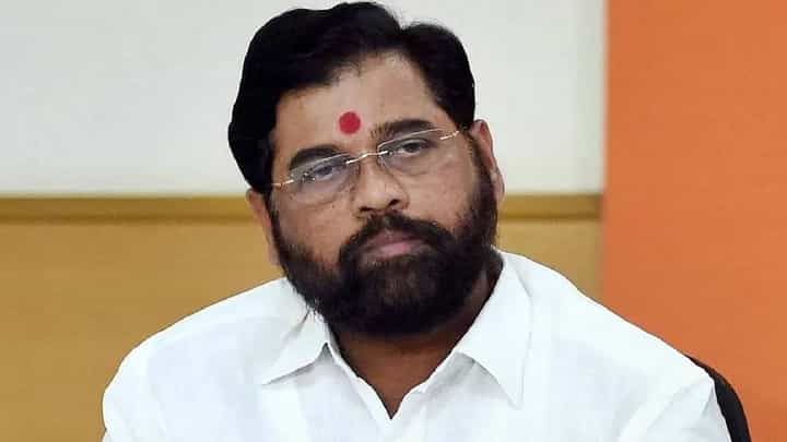 शिंदे गट हा भाजपचं पिल्लू, ठाकरे गटातील 'या' नेत्यांचा खोचक टोला शिंदे गट हा भाजपचं पिल्लू, ठाकरे गटातील 'या' नेत्यांचा खोचक टोला