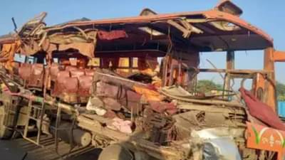 नाशिक-शिर्डी महामार्गावरील अपघातात 10 ठार; आराम बस आणि ट्रकच्या धडकेनंतर आक्रोश आणि किंकाळ्या