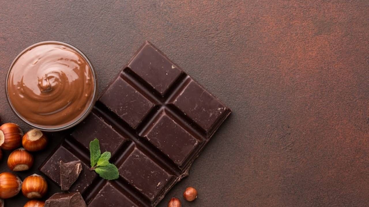  अनेक संशोधनांमधून अशी माहिती समोर आली आहे की डार्क चॉकलेट हे तणाव कमी करण्यासाठी प्रभावी ठरते. मुलांनाही चॉकलेट खायला खूप आवडतं. जर तुमच्या मुलाला ताण जाणवत असेल तर त्यांना थोडे डार्क चॉकलेट खायला द्यावे. 
