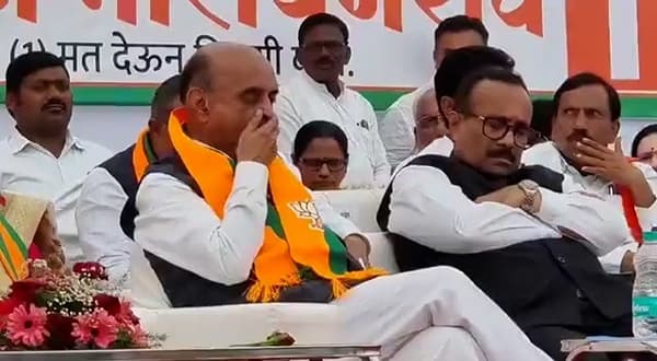 BJP Leader’s Sleeping : भाजप नेते भर प्रचारसभेत ढाराढूर, नुसत्या जांभया अन् डुलक्या