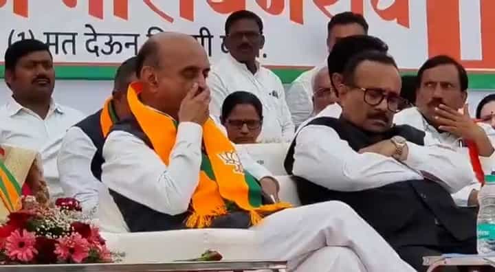 BJP Leader's Sleeping : भाजप नेते भर प्रचारसभेत ढाराढूर, नुसत्या जांभया अन् डुलक्या BJP Leader's Sleeping : भाजप नेते भर प्रचारसभेत ढाराढूर, नुसत्या जांभया अन् डुलक्या
