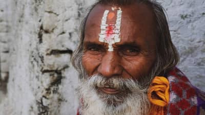 Tilak Upay: कपाळावर का लावला जातो टिळक? काय आहे यामागचे धार्मिक कारण?