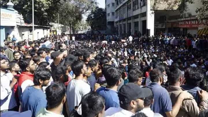 पुण्यात एमपीएससी विद्यार्थ्यांचं आज पुन्हा आंदोलन; 'या' मागणीसाठी रस्त्यावर पुण्यात एमपीएससी विद्यार्थ्यांचं आज पुन्हा आंदोलन; 'या' मागणीसाठी रस्त्यावर