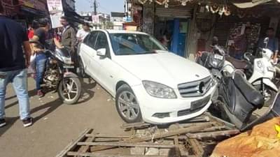 बदलापुरात मर्सिडीज कारने फेरीवाल्यांना उडवलं!, संतप्त जमावाकडून कारचालकाला चोप