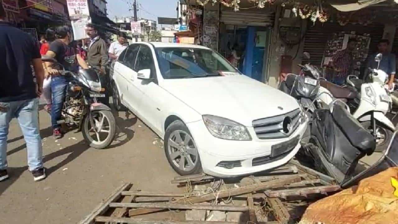 बदलापुरात मर्सिडीज कारने फेरीवाल्यांना उडवलं!, संतप्त जमावाकडून कारचालकाला चोप