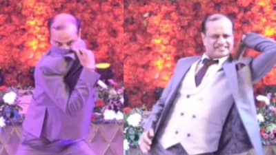 नवरदेवाच्या वडिलांनी स्टेजला लावली आग, लोकं म्हणे, वाह वाह क्या बात है!