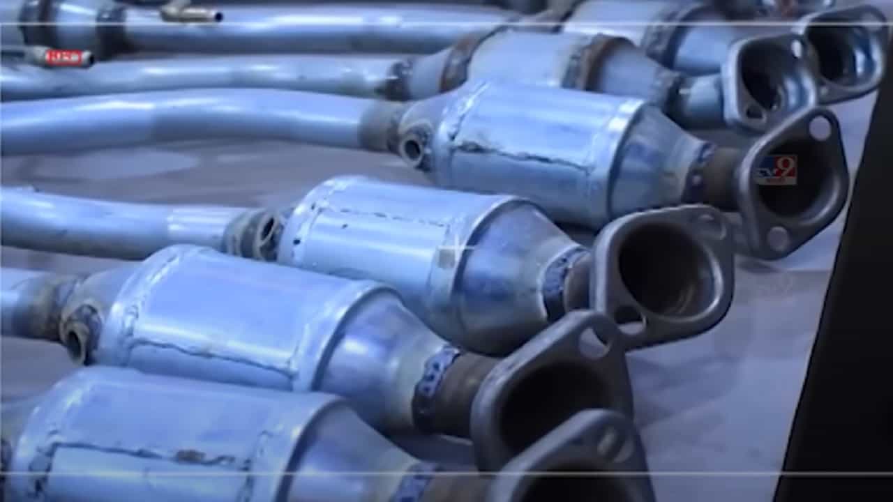 Silencer theft : काळ्या धुरानं माखलेल्या सायलेन्सरमागे हात धुवून का लागले चोर! मोठ्या शहरांत वाढल्या सायलेन्सर चोऱ्या