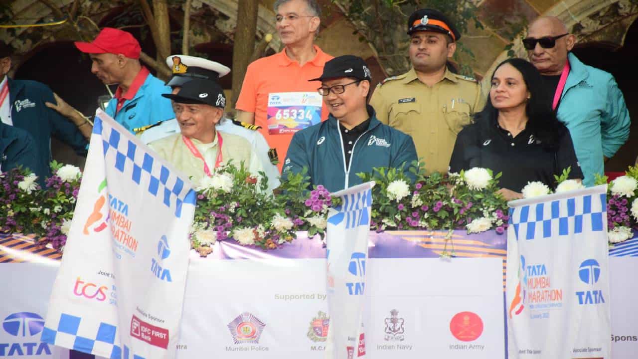 18 व्या मुंबई मॅराथॉनचा शुभारंभ राज्यपाल भगतसिंह कोश्यारी यांच्या प्रमुख उपस्थितीत आज मुंबईतील छत्रपती शिवाजी महाराज टर्मिनस येथून झाला. यावेळी केंद्रीय मंत्री किरेन रिजिजू, बांधकाम व्यावसायिक डॉ निरंजन हिरानंदानी, आयोजक अनिल सिंह, विवेक सिंह आदी.उपस्थित होते.