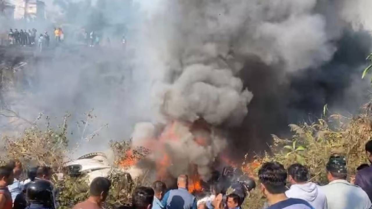 लँडिंग करताना विमान डोंगराला आदळून नदीत कोसळलं, आगीचा भडका; 32 प्रवाशांचे मृतदेह बाहेर काढले
