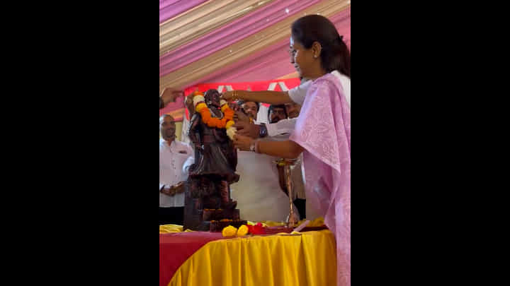अन् सुप्रिया सुळे यांच्या साडीने घेतला पेट, पुण्यातील कार्यक्रमात एकच खळबळ अन् सुप्रिया सुळे यांच्या साडीने घेतला पेट, पुण्यातील कार्यक्रमात एकच खळबळ