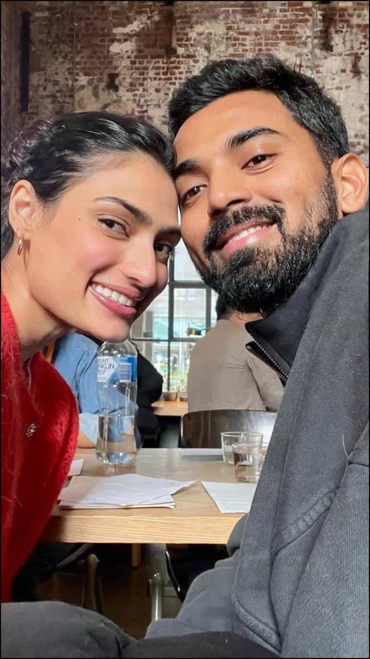 सुनिल शेट्टी याची मुलगी अथिया शेट्टी ही गेल्या काही दिवसांपासून चर्चेत आहे. अथिया शेट्टी आणि क्रिकेटर के एल राहुल हे गेल्या काही दिवसांपासून एकमेकांना डेट करत होते.
