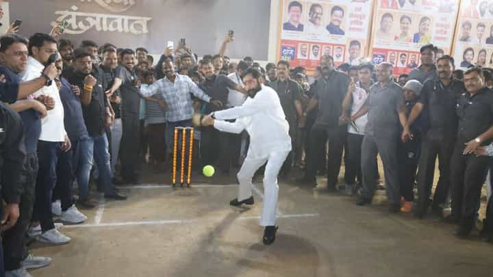 राजकीय व्यासपीठासह ठाण्यात क्रिकेट पिचवरही मुख्यमंत्री एकनाथ शिंदे यांची फटकेबाजी राजकीय व्यासपीठासह ठाण्यात क्रिकेट पिचवरही मुख्यमंत्री एकनाथ शिंदे यांची फटकेबाजी