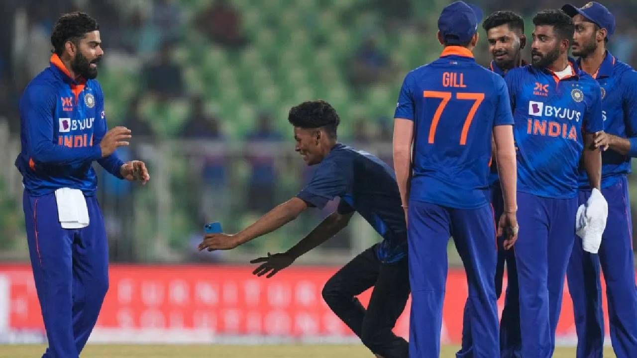 IND vs SL: Virat Kohli चा लकी फॅन, मैदानात येऊन पाय पकडले, त्यानंतर सूर्याच्या कृतीने जिंकलं मन