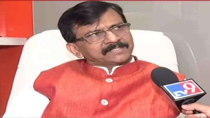 दावोसला जाण्यापेक्षा आधी गुजरातला जा; संजय राऊत यांचा मुख्यमंत्र्यांवर हल्लाबोल