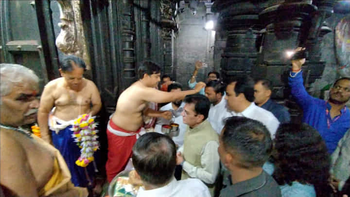 अखेर महालक्ष्मीचं दर्शन घेतलं! हसन मुश्रीफ यांच्यावरील कारवाईनंतर किरीट सोमय्या कोल्हापुरात अखेर महालक्ष्मीचं दर्शन घेतलं! हसन मुश्रीफ यांच्यावरील कारवाईनंतर किरीट सोमय्या कोल्हापुरात