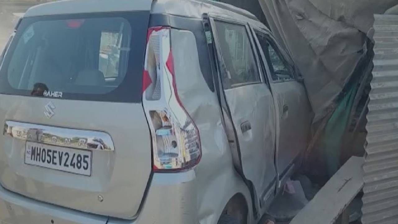Ahmednagar Car Hit : अचानक चालकाचे गाडीवरील नियंत्रण सुटले अन् कार थेट चहाच्या दुकानात घुसली, पण...