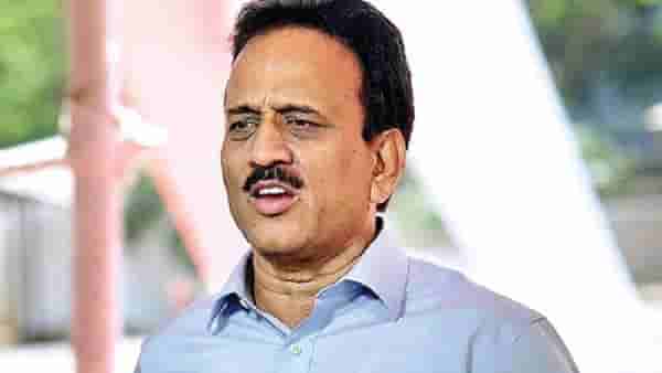 आधी अजित पवार यांना 440 चा करंट, आता गिरीश महाजन यांना शॉक, चाललंय तरी काय?