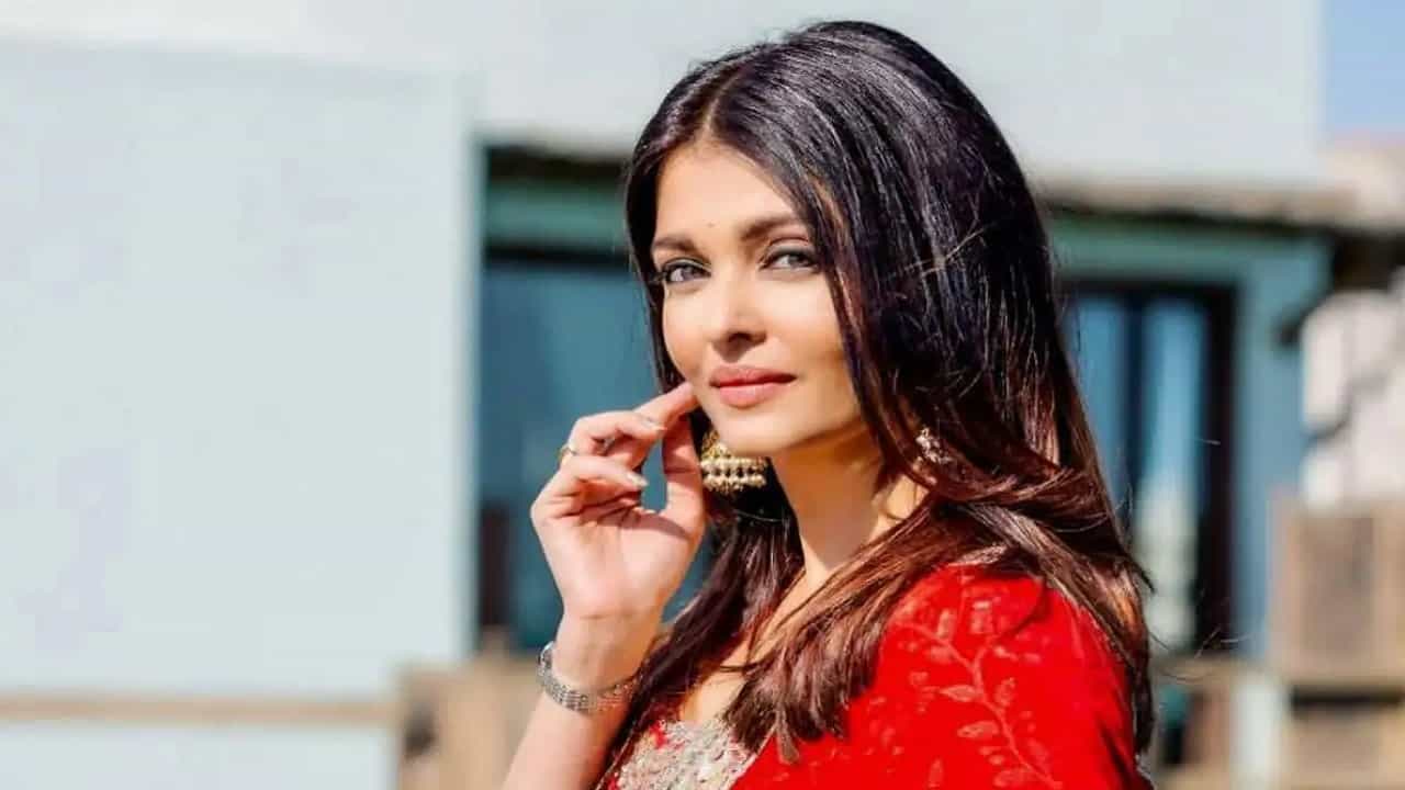 अभिनेत्री ऐश्वर्या राय बच्चन हिला 'या' कारणासाठी आली नोटीस