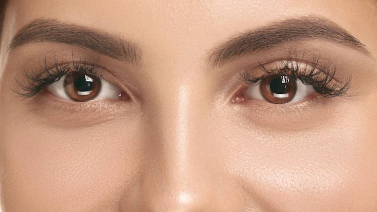 Eye Care: वाढत्या वयानुसार डोळे ठेवायचे असतील फिट, तर आजच या सवयींना करा बाय-बाय