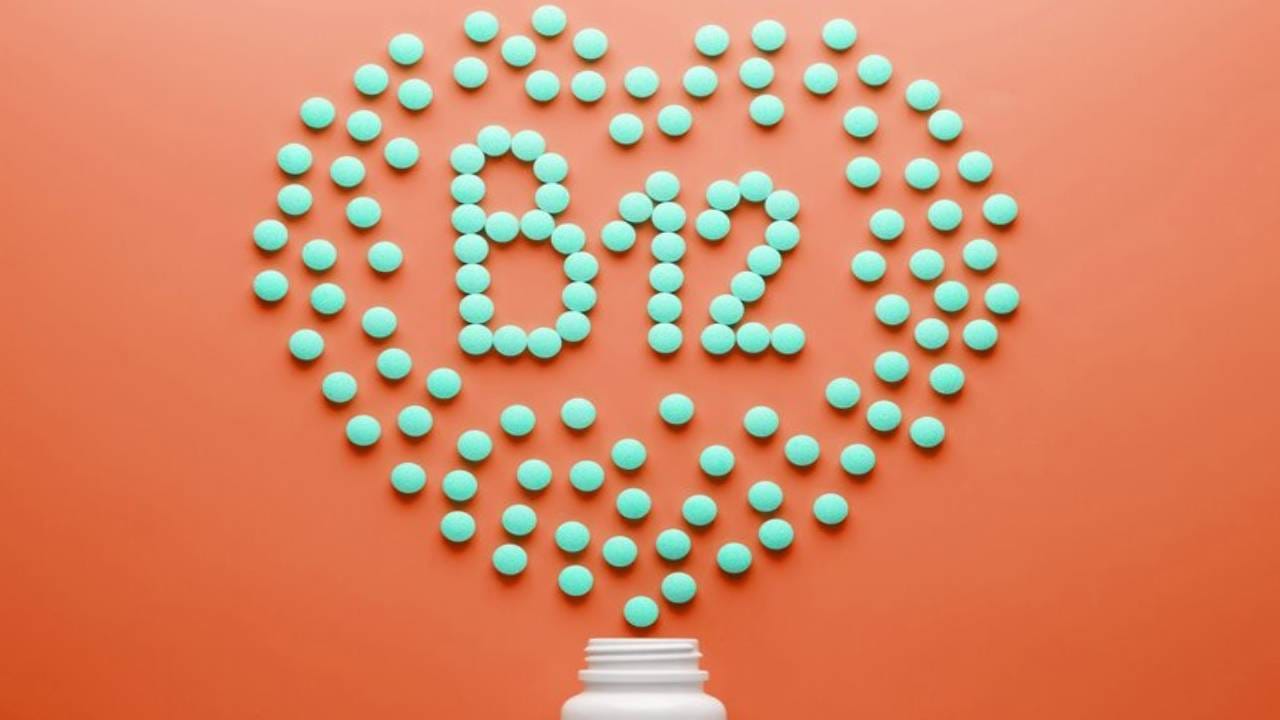 भूक न लागणे, डिप्रेशन, ही आहेत 'या' व्हिटॅमिनच्या कमतरतेची लक्षणे