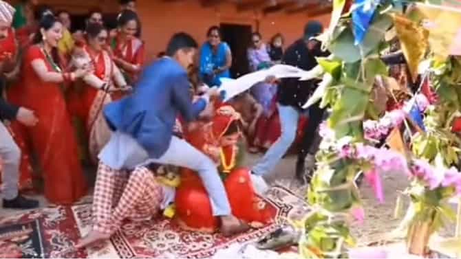चादरीसहित तो वधू वराच्या अंगावर पडला, चादर काय सोडली नाही! लग्नमंडपातील व्हिडीओ तुफान व्हायरल