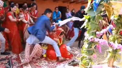 चादरीसहित तो वधू वराच्या अंगावर पडला, चादर काय सोडली नाही! लग्नमंडपातील व्हिडीओ तुफान व्हायरल