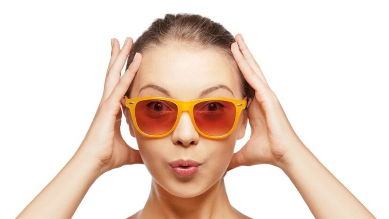 हानिकारक यूव्ही किरणांच्या संपर्कात आल्याने आपली त्वचा टॅन होते. हे टॅनिंग दूर करण्यासाठी तुम्ही अनेक नैसर्गिक गोष्टींचा वापर करू शकता. ज्यामुळे तुमच्या चेहऱ्यावर चमक येण्यास मदत होईल. 