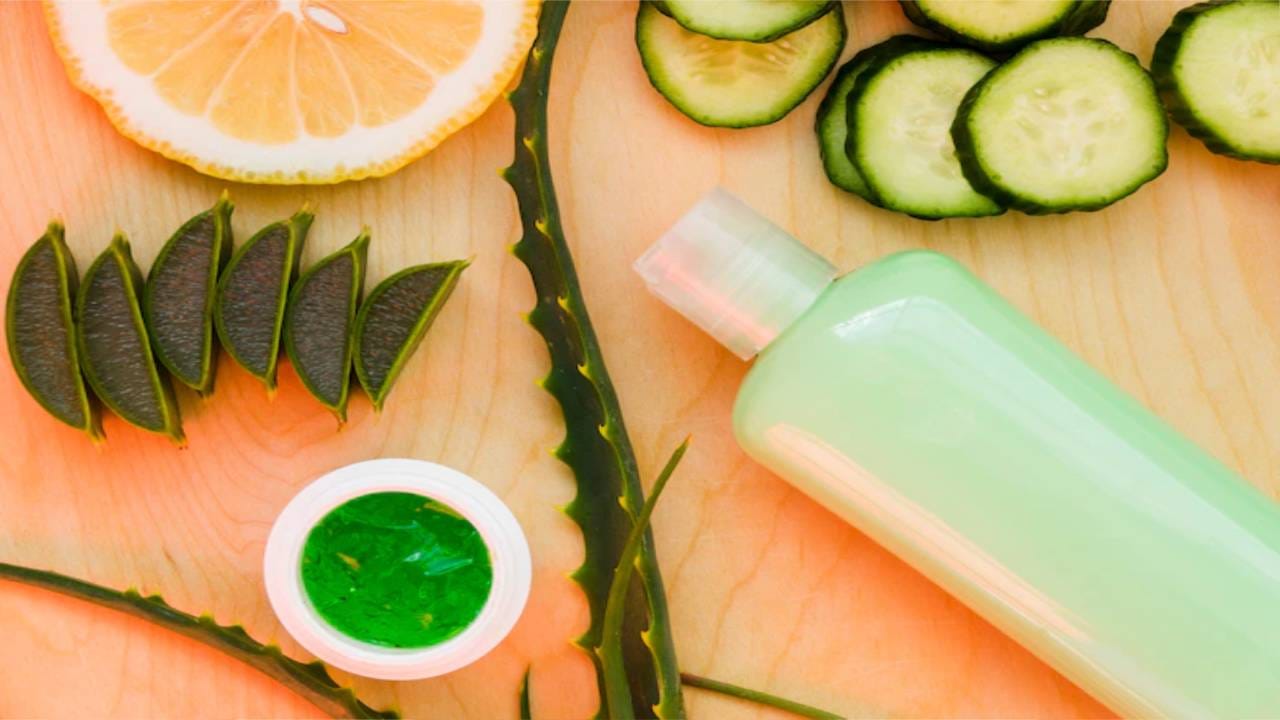 कोरफड व लिंबाचा रस - एका बाऊलमध्ये थोडा कोरफडीचा रस घ्या, त्यामध्ये थोडा लिंबाचा रस मिसळावा. हे दोन्ही पदार्थ नीट एकत्र मिसळावे आणि मानेवर व चेहऱ्यावर लावावे. 10 मिनिटांनंतर चेहऱ्यावरील मिश्रण सुकले की चेहरा साध्या पाण्याने स्वच्छ धुवा.