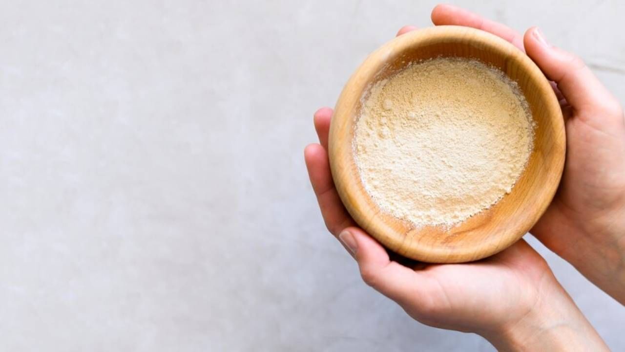 बेसन व दही - एका भांड्यात एक चमचा बेसन घ्या. त्यात 2 चमचे दही घाला. त्यामध्ये थोडा कोरफडीचा रस टाका. या सर्व गोष्टी मिसळा आणि चेहरा आणि मानेला लावा. 30 मिनिटे तसेच राहू द्या. त्यानंतर चेहरा स्वच्छ पाण्याने धुवा.