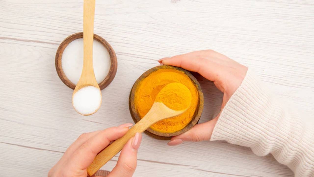 हळद आणि बेसन - हळदीचे औषधी गुणधर्म तर सर्वांनाच माहीत आहेत. सौंदर्यप्रसाधन म्हणूनही हळदीचा वापर करता येतो. टॅनिंग घालवण्यासाठी तुम्ही हळद व बेसन यांचा वापर करू शकता. त्यासाठी एका बाऊलमध्ये अर्धा चमचा हळद घ्या. त्यात एक चमचा बेसन मिसळा. त्यात थोडं दही घाला. या सर्व गोष्टी मिसळून पेस्ट तयार करा व चेहरा आणि मानेला लावा. हे मिश्रण चेहऱ्यावर 20 ते 30 मिनिटे राहू द्या. त्यानंतर साध्या पाण्याने चेहरा स्वच्छ पाण्याने धुवा.